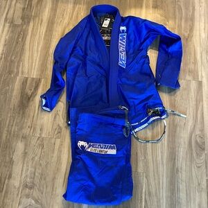 Hello! I have a BRAND NEW Venum Elite 3.0 Jiu Jitsu Gi in size Mens A2.